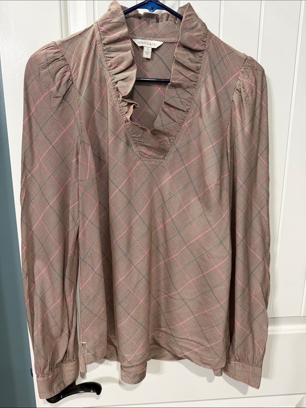 crown & ivy taupe plaid blouse with pink accents and ruffle V-neck